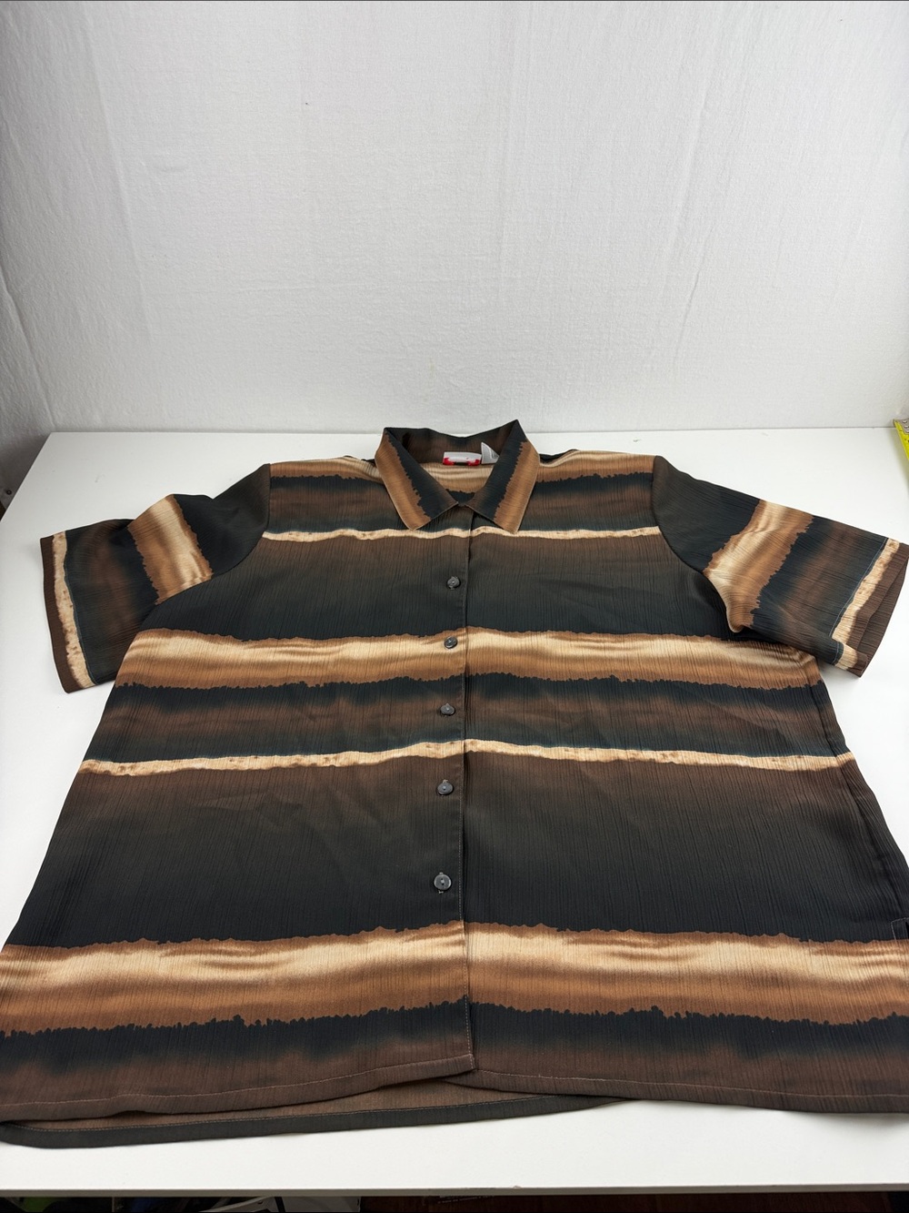 Women's Short-Sleeve Button-Up Shirt in Black and Brown